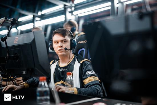 在新闻里混 在新闻里混